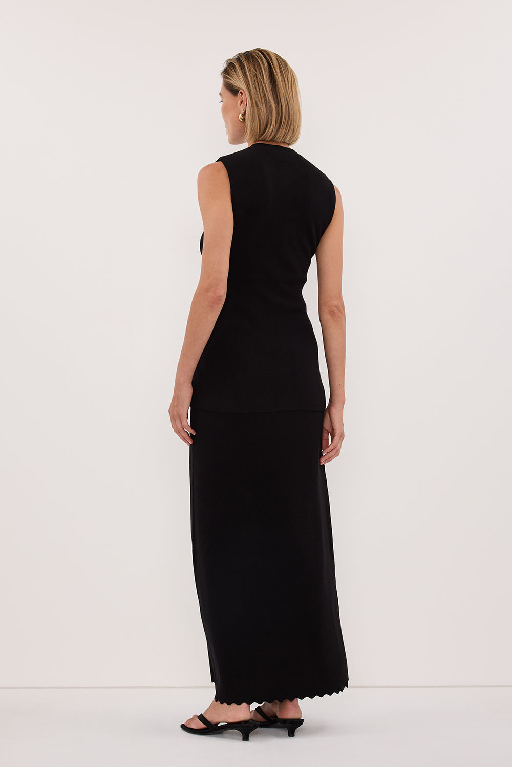 ZOE BLACK SCALLOPED KNIT MIDI SKIRT – DISSH