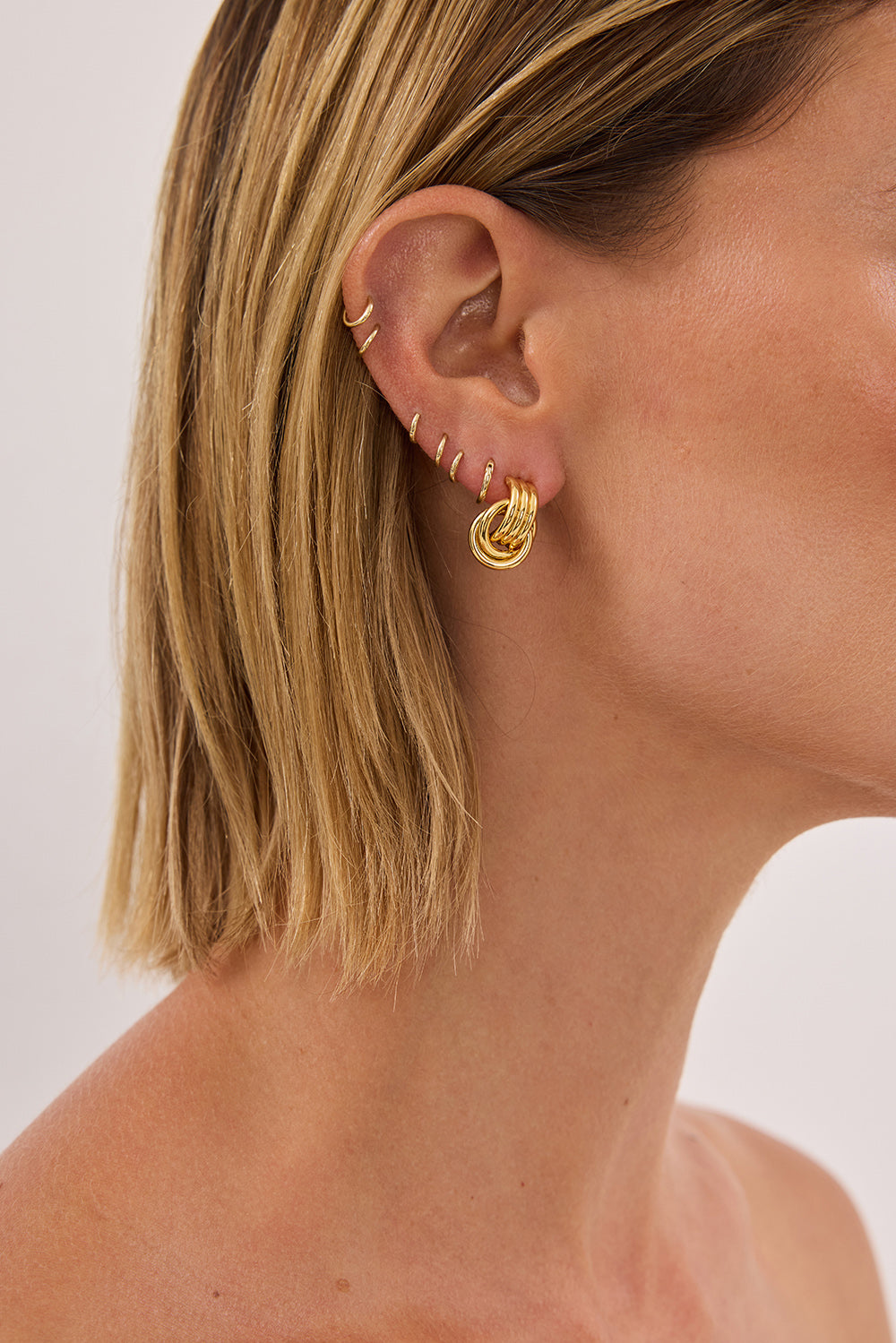 HEAVEN MAYHEM MICRO KNOT EARRING GOLD