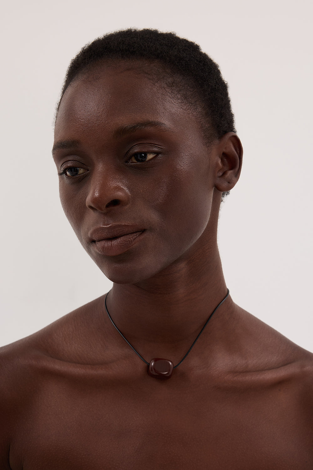 NURI STUDIO GLASS CUBE BROWN NECKLACE