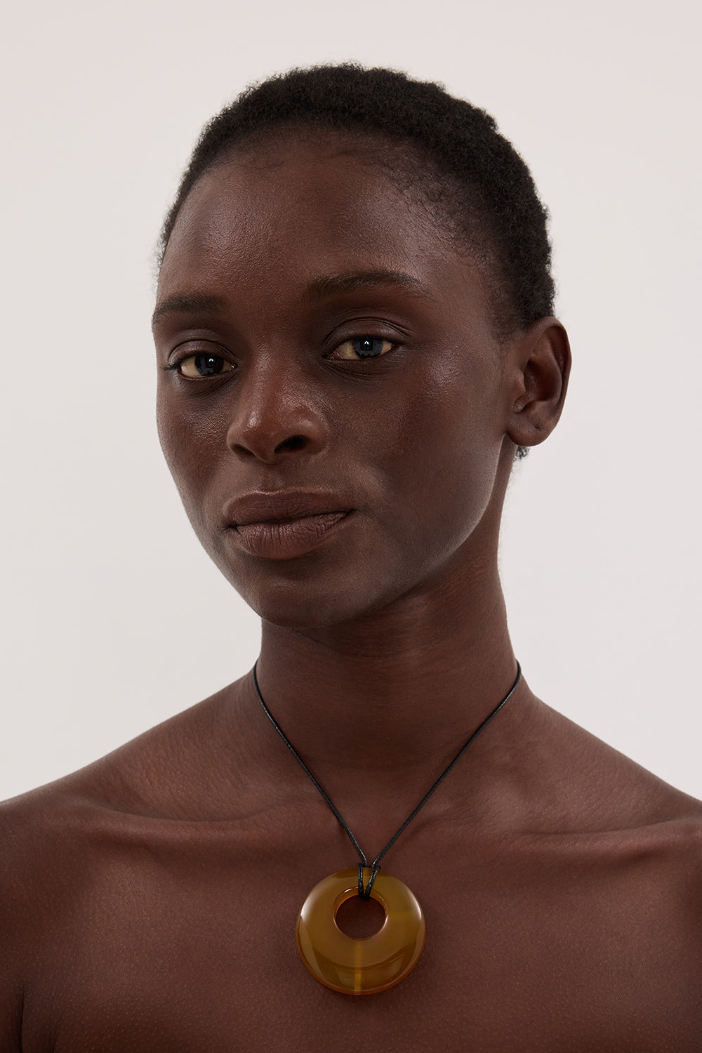 NURI STUDIO AGATE HOOP AMBER NECKLACE