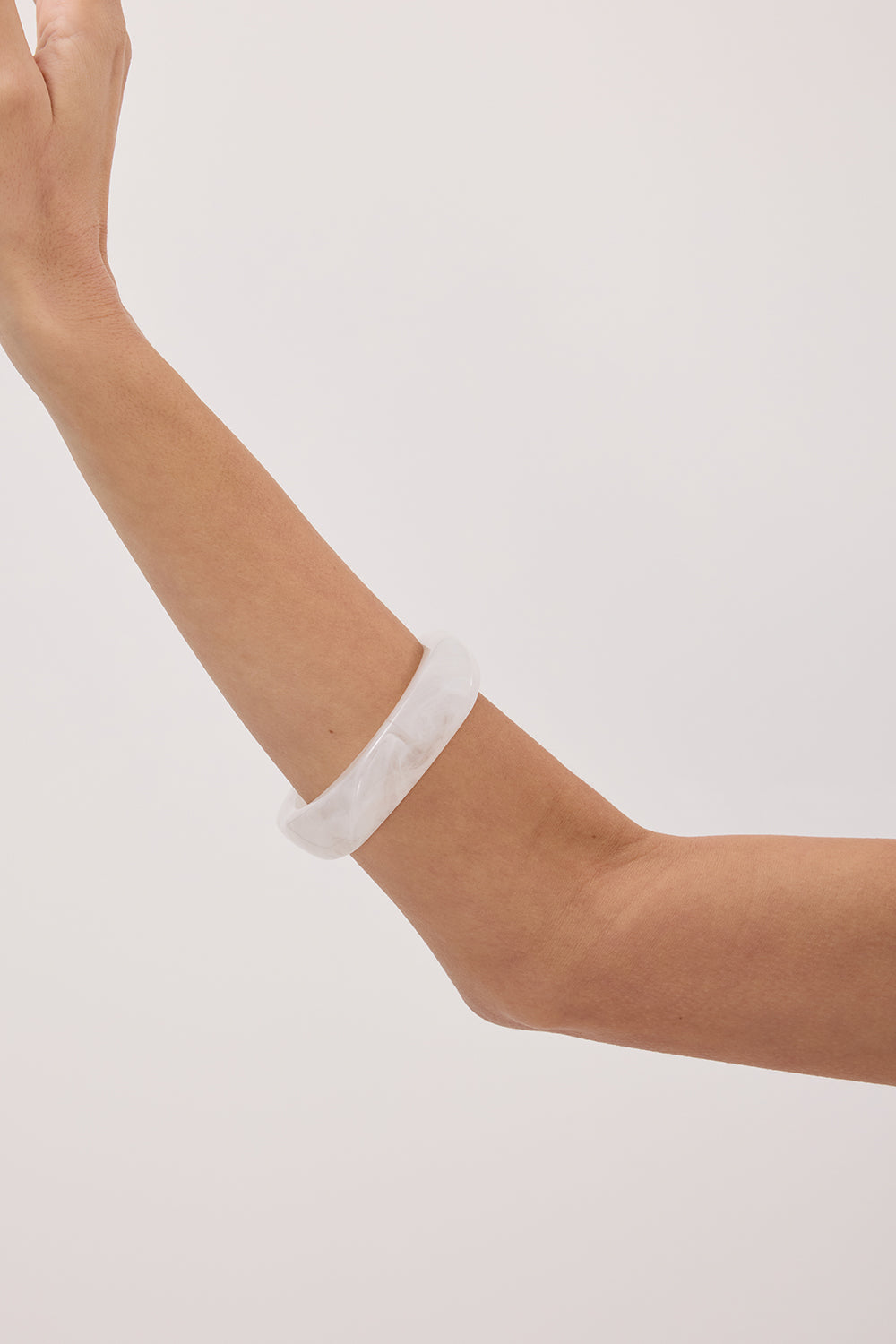 NOAH THE LABEL WHITE RESIN BANGLE