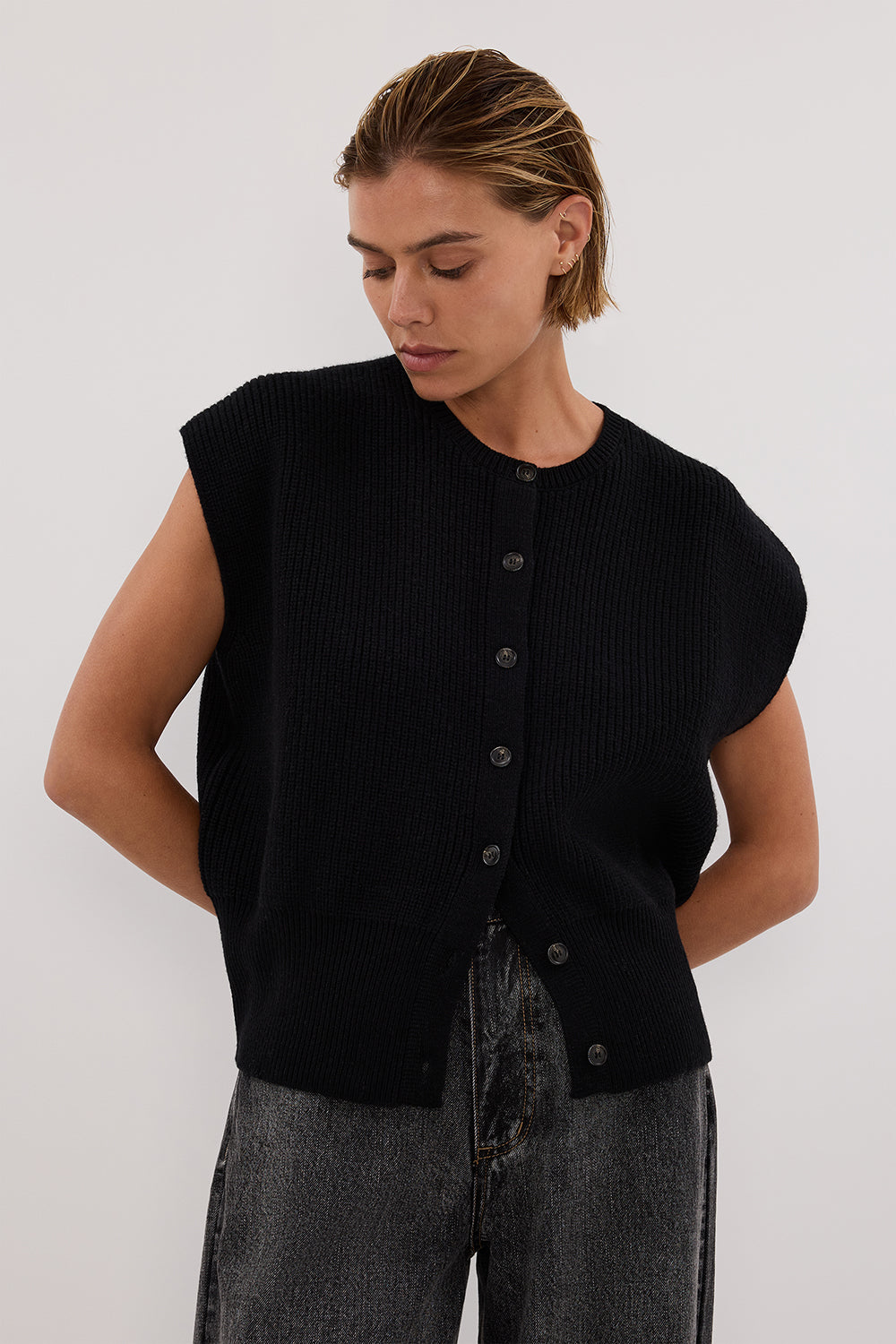 KATE BLACK KNIT VEST | Dissh