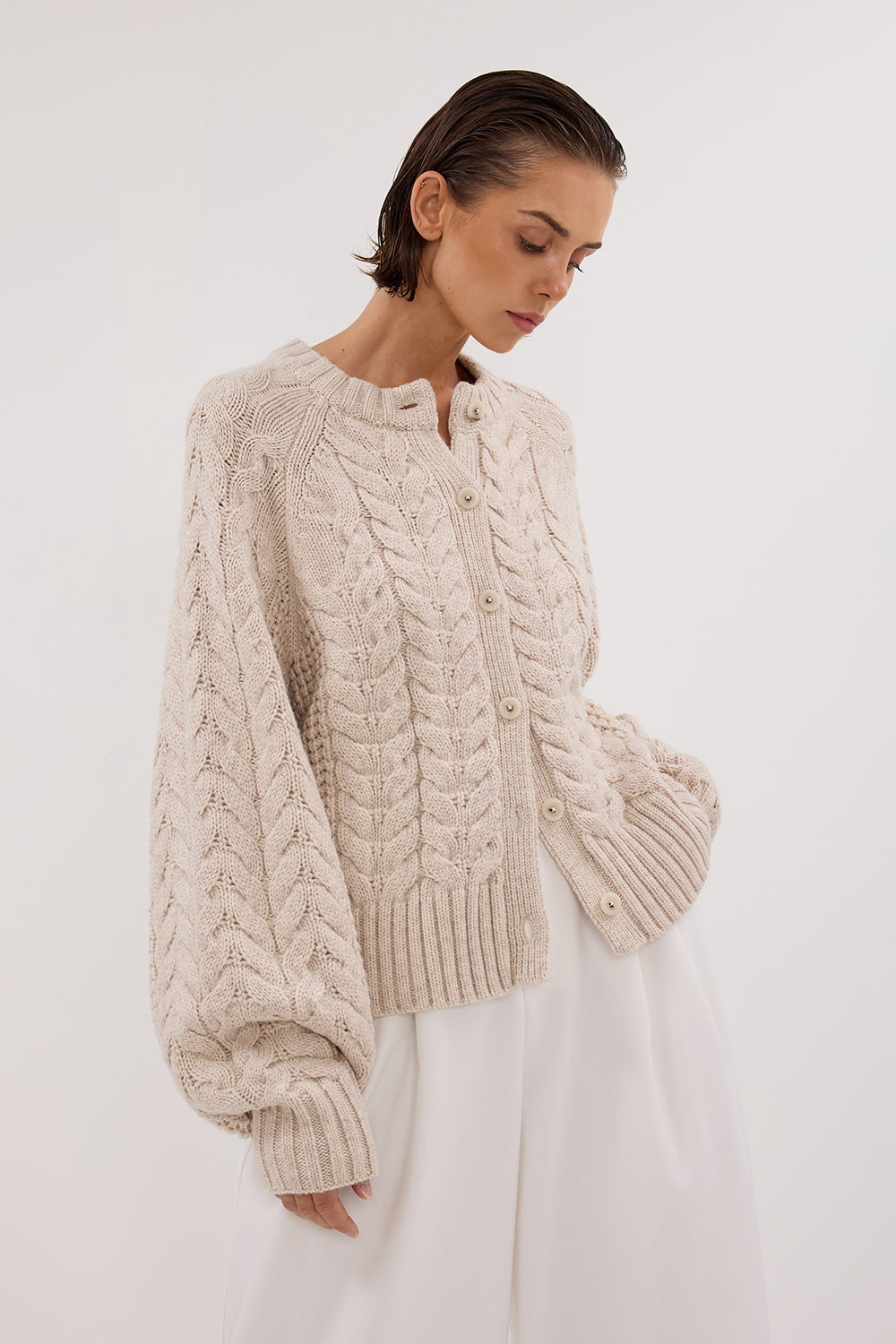 TOM CHALK CABLE KNIT CARDIGAN