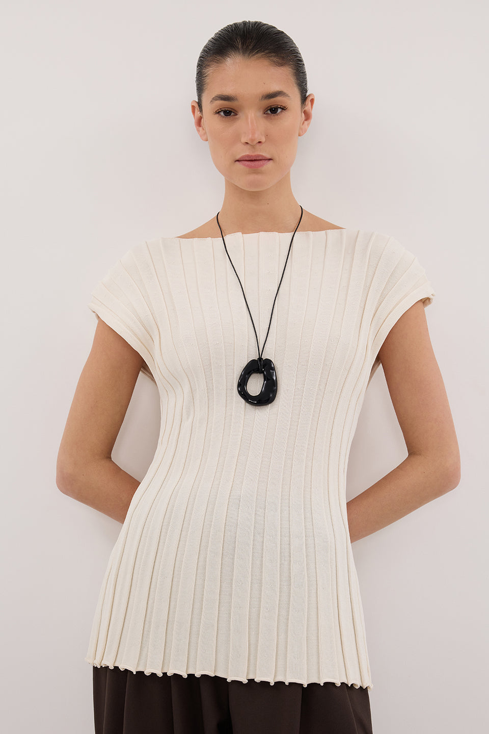 LOE CREAM SLEEVELESS KNIT TOP