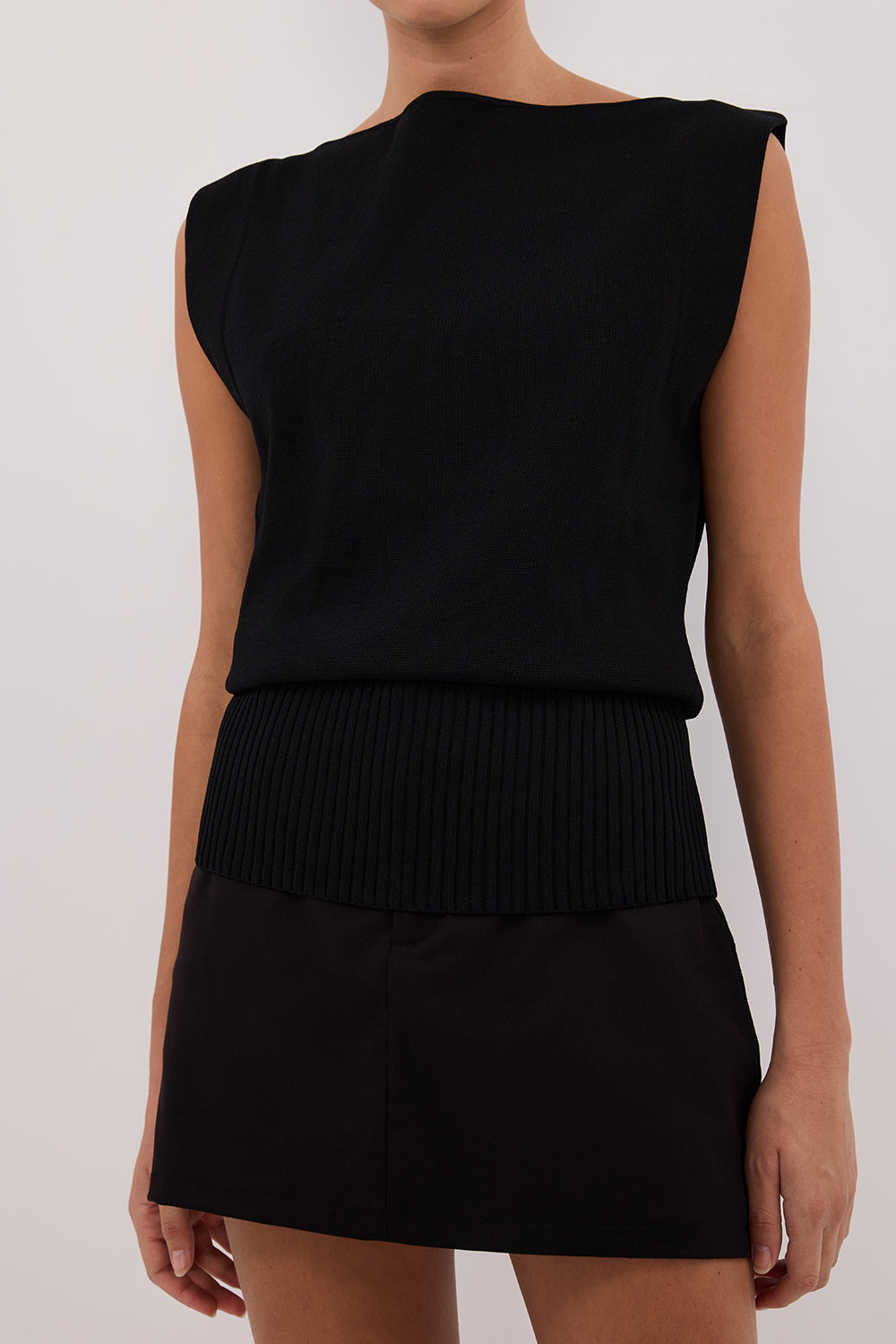 ELSA BLACK SLEEVELESS KNIT TOP
