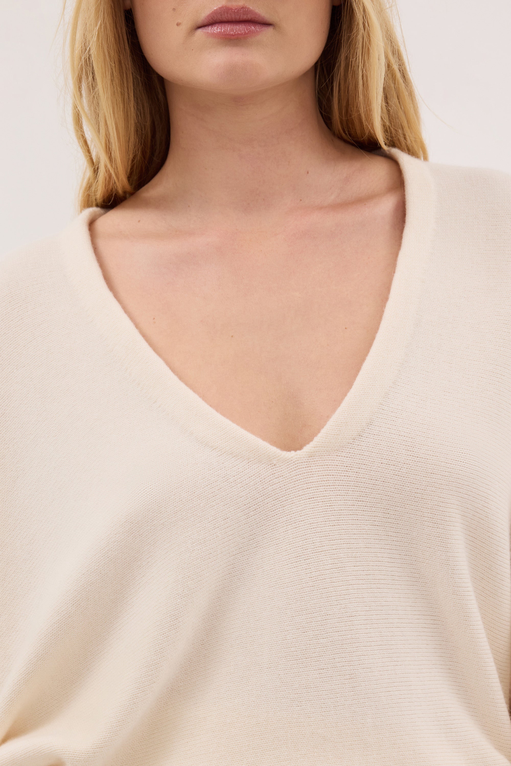 LUMI CREAM V NECK MERINO KNIT JUMPER