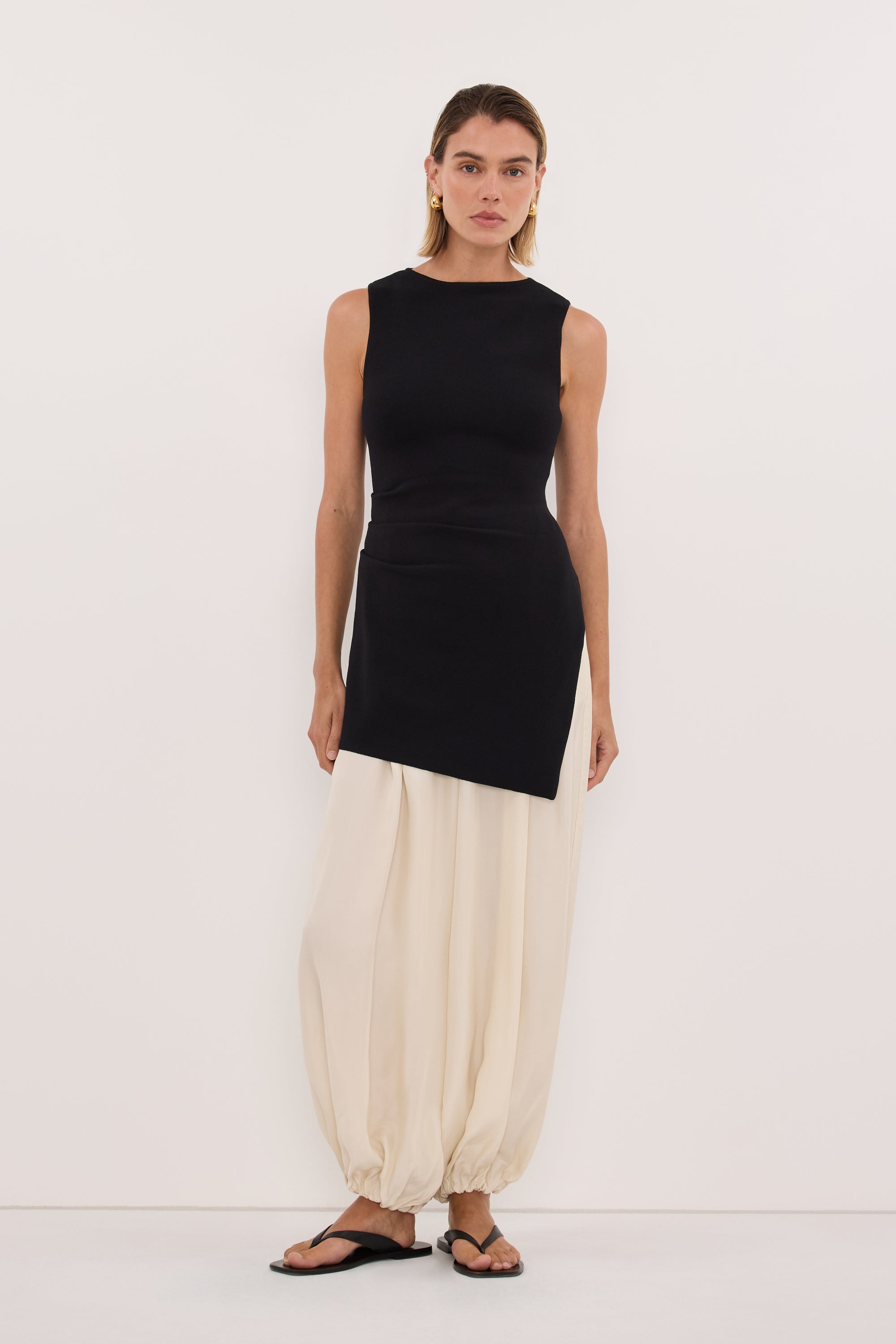 CLEO BLACK SLEEVELESS LONGLINE KNIT TOP 
