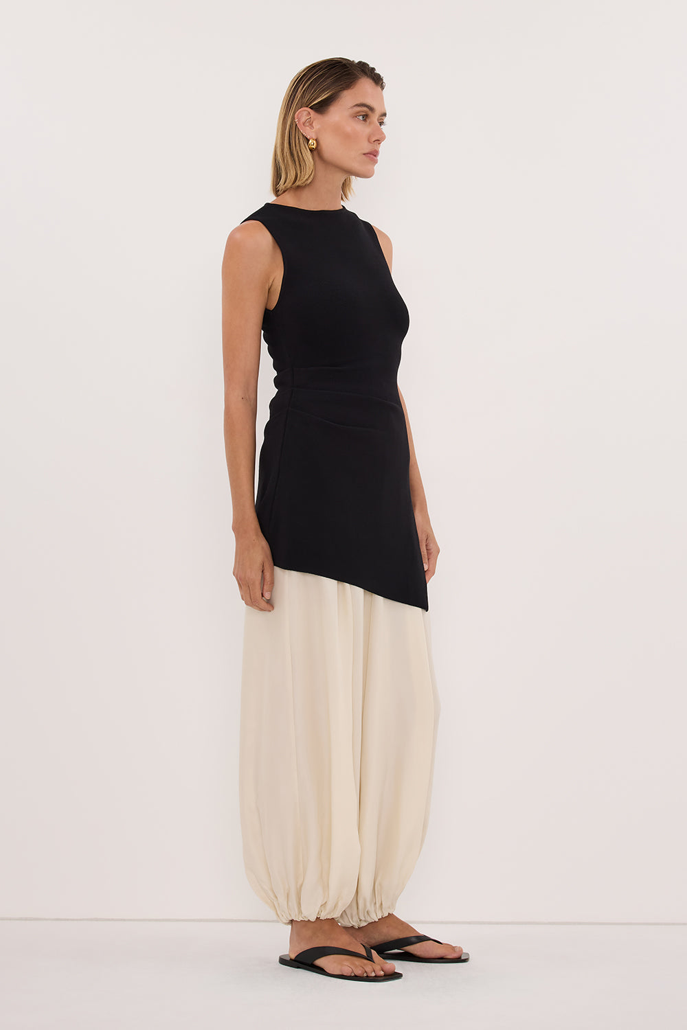 CLEO BLACK SLEEVELESS LONGLINE KNIT TOP 