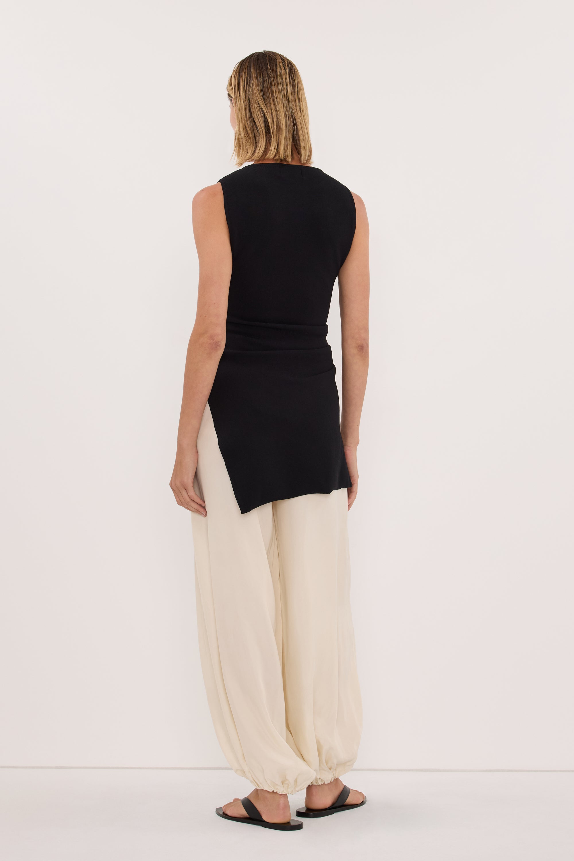 CLEO BLACK SLEEVELESS LONGLINE KNIT TOP 