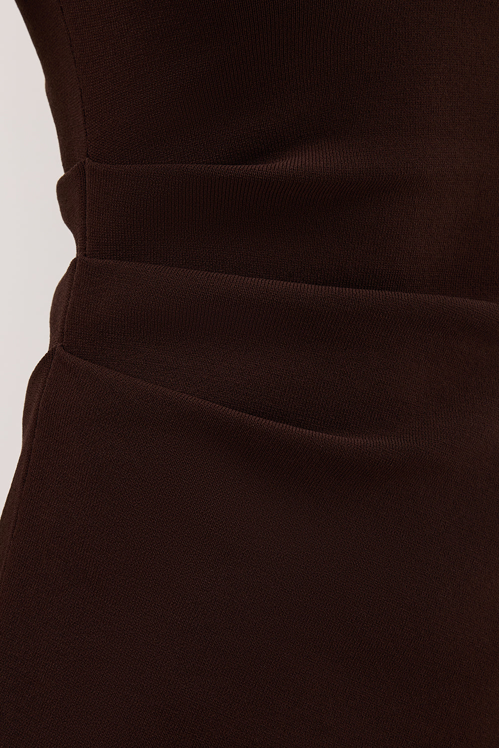 CLEO CHOC SLEEVELESS LONGLINE KNIT TOP