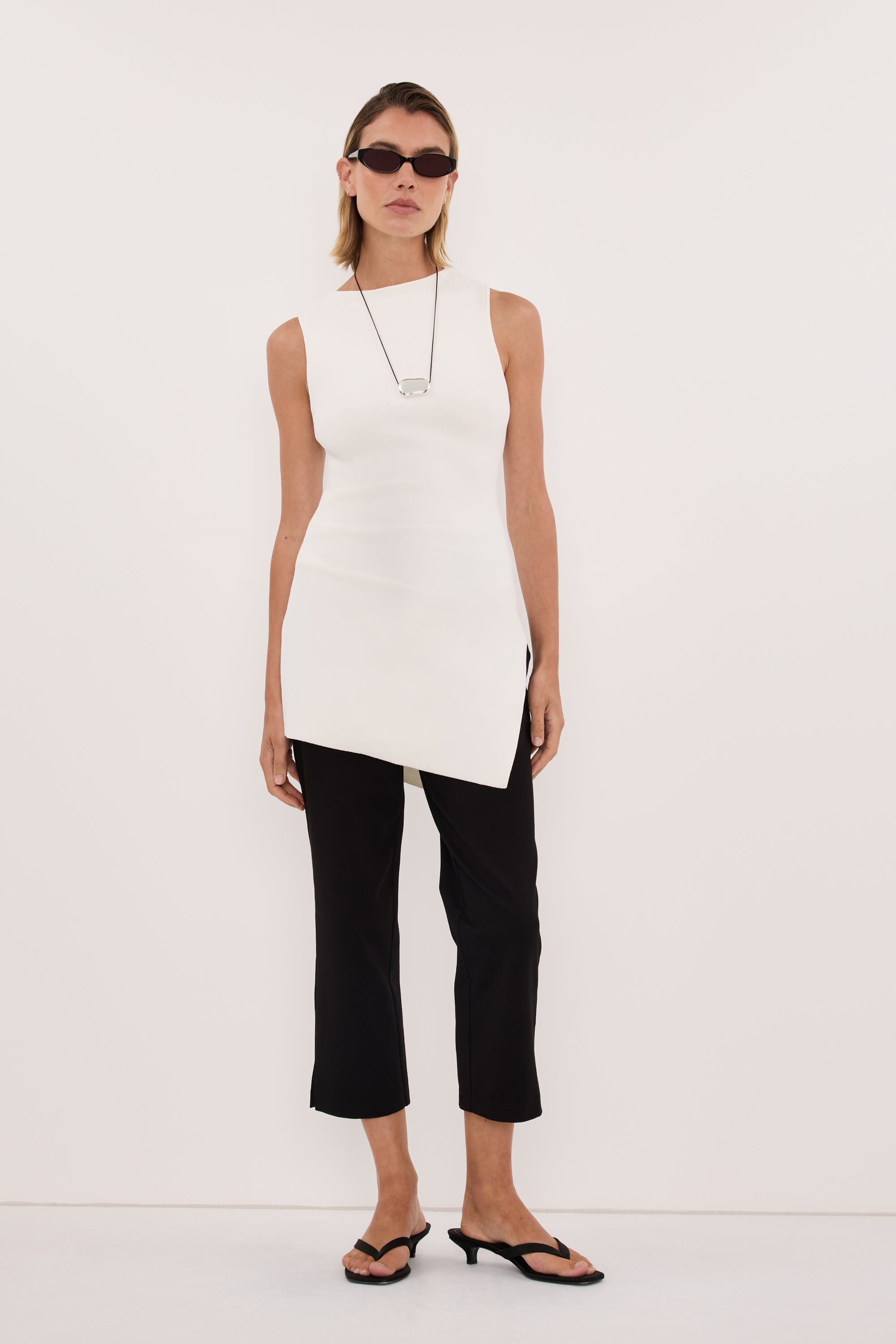 CLEO WHITE SLEEVELESS LONGLINE KNIT TOP 