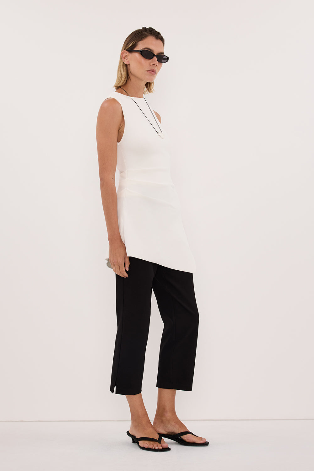 CLEO WHITE SLEEVELESS LONGLINE KNIT TOP 
