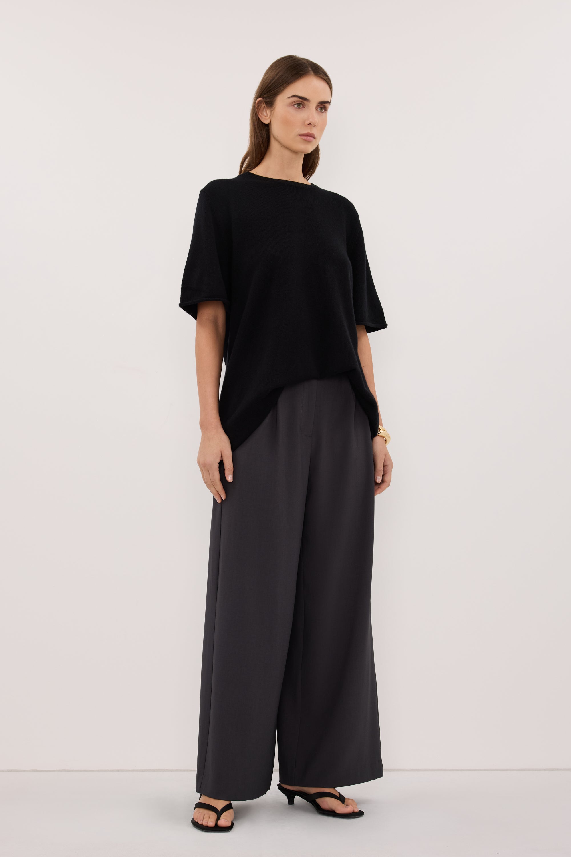 TESS BLACK LONGLINE KNIT TEE