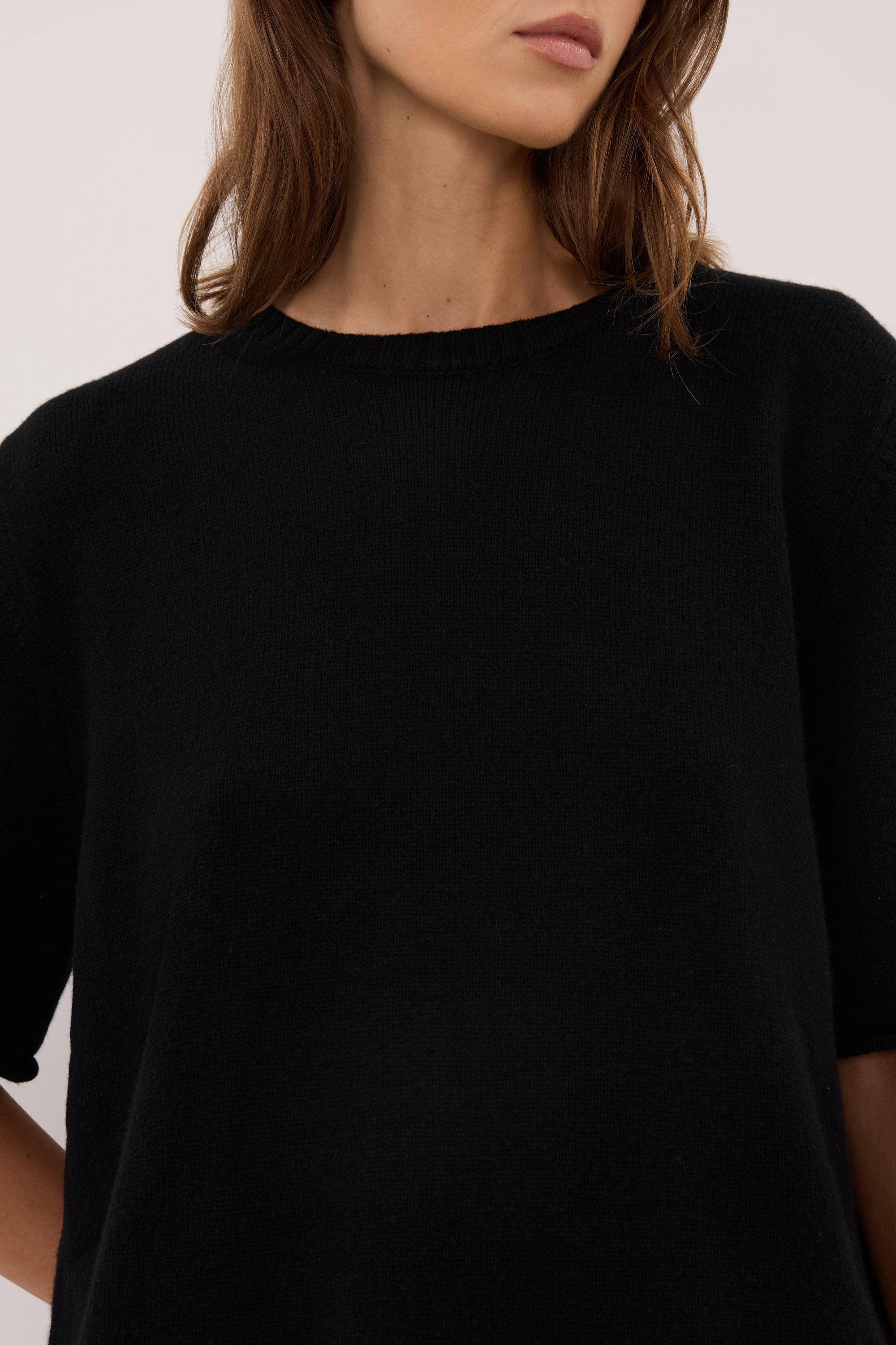 TESS BLACK LONGLINE KNIT TEE