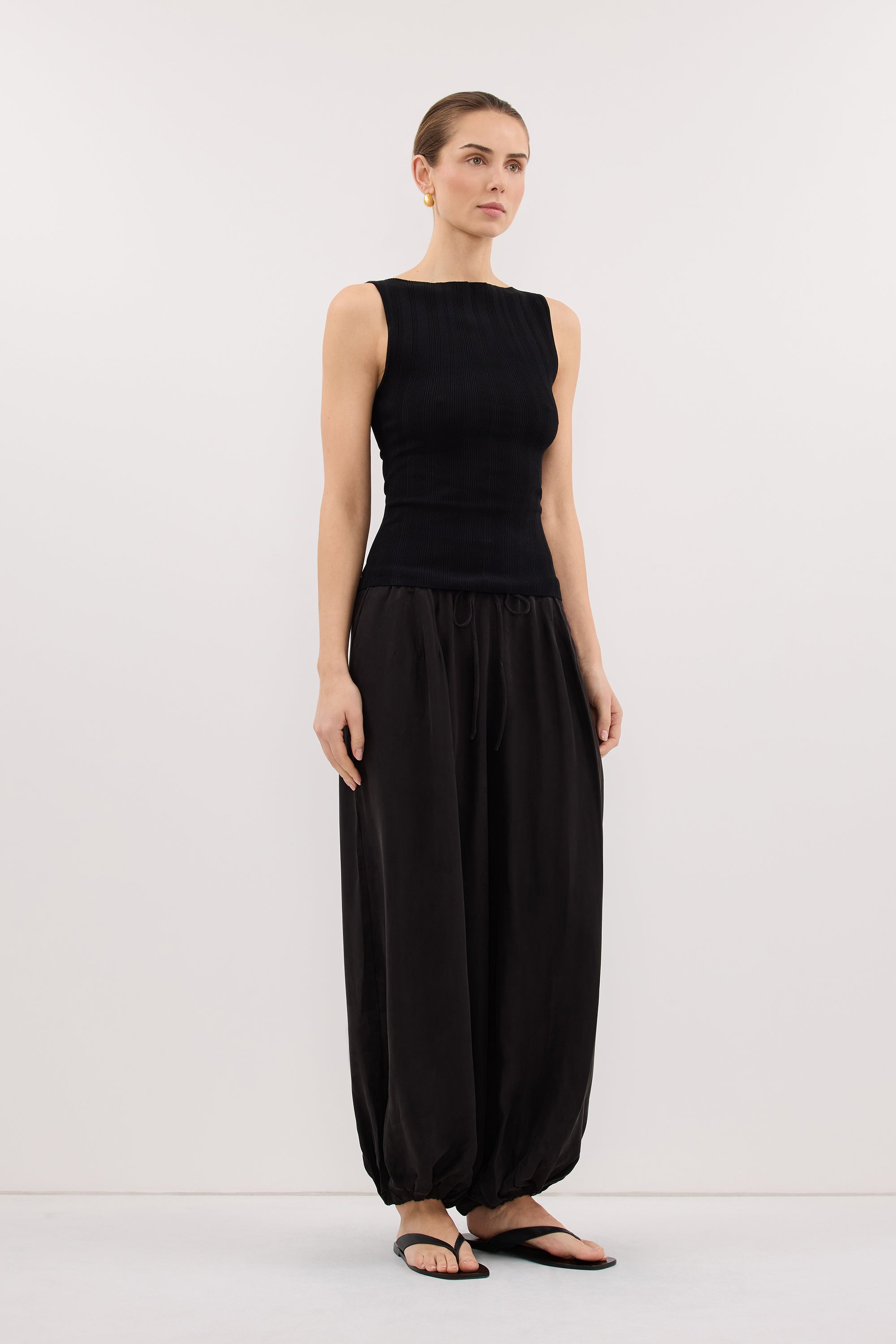 DOVE BLACK SLEEVELESS RIBBED KNIT TANK