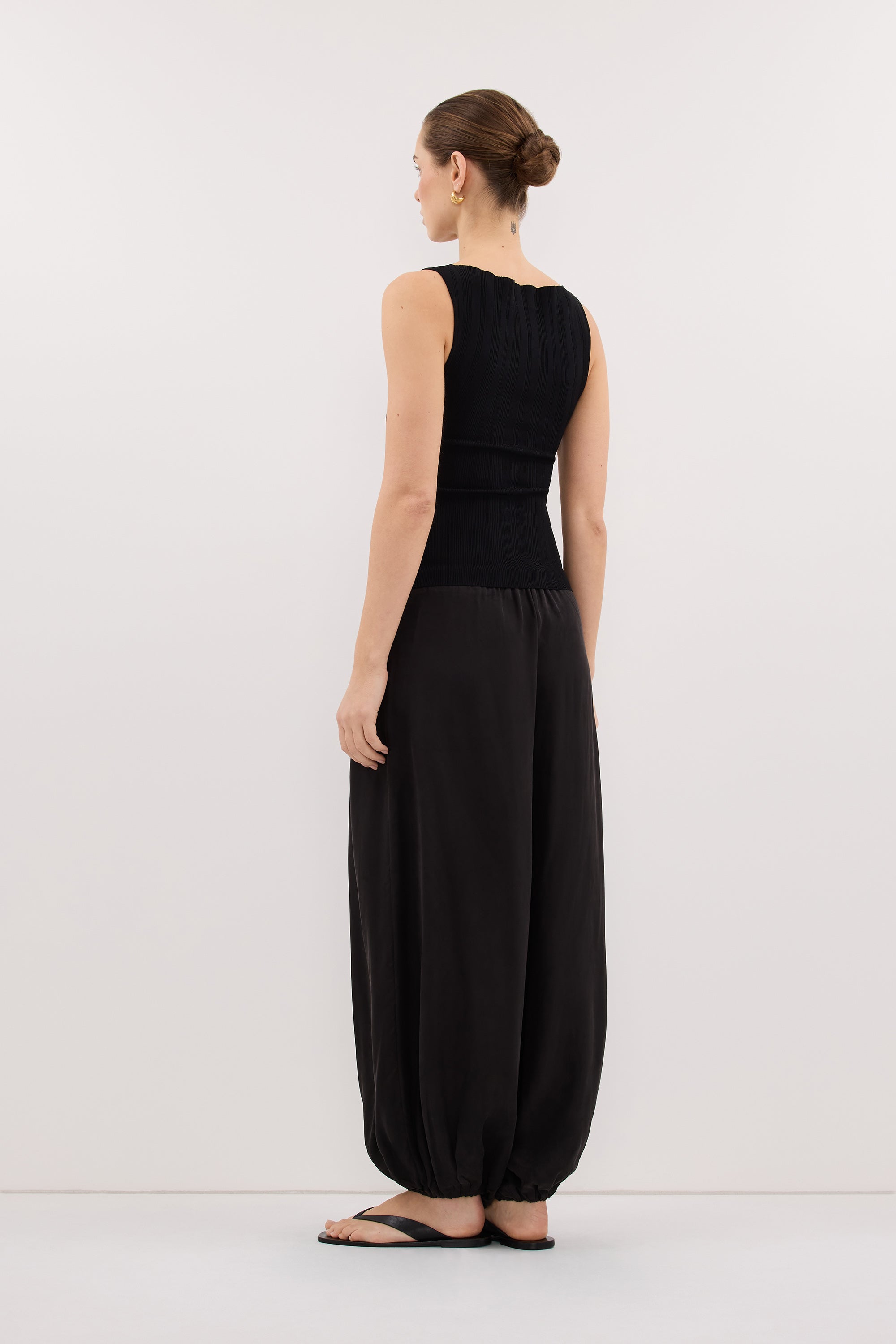 DOVE BLACK SLEEVELESS RIBBED KNIT TANK