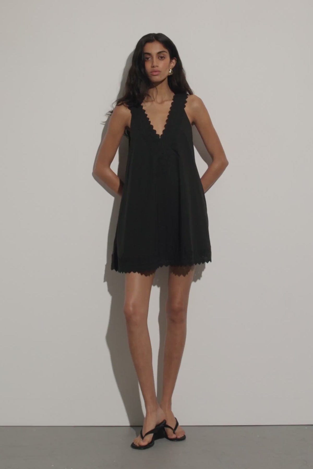 ANNABEL BLACK V NECK MINI DRESS – DISSH