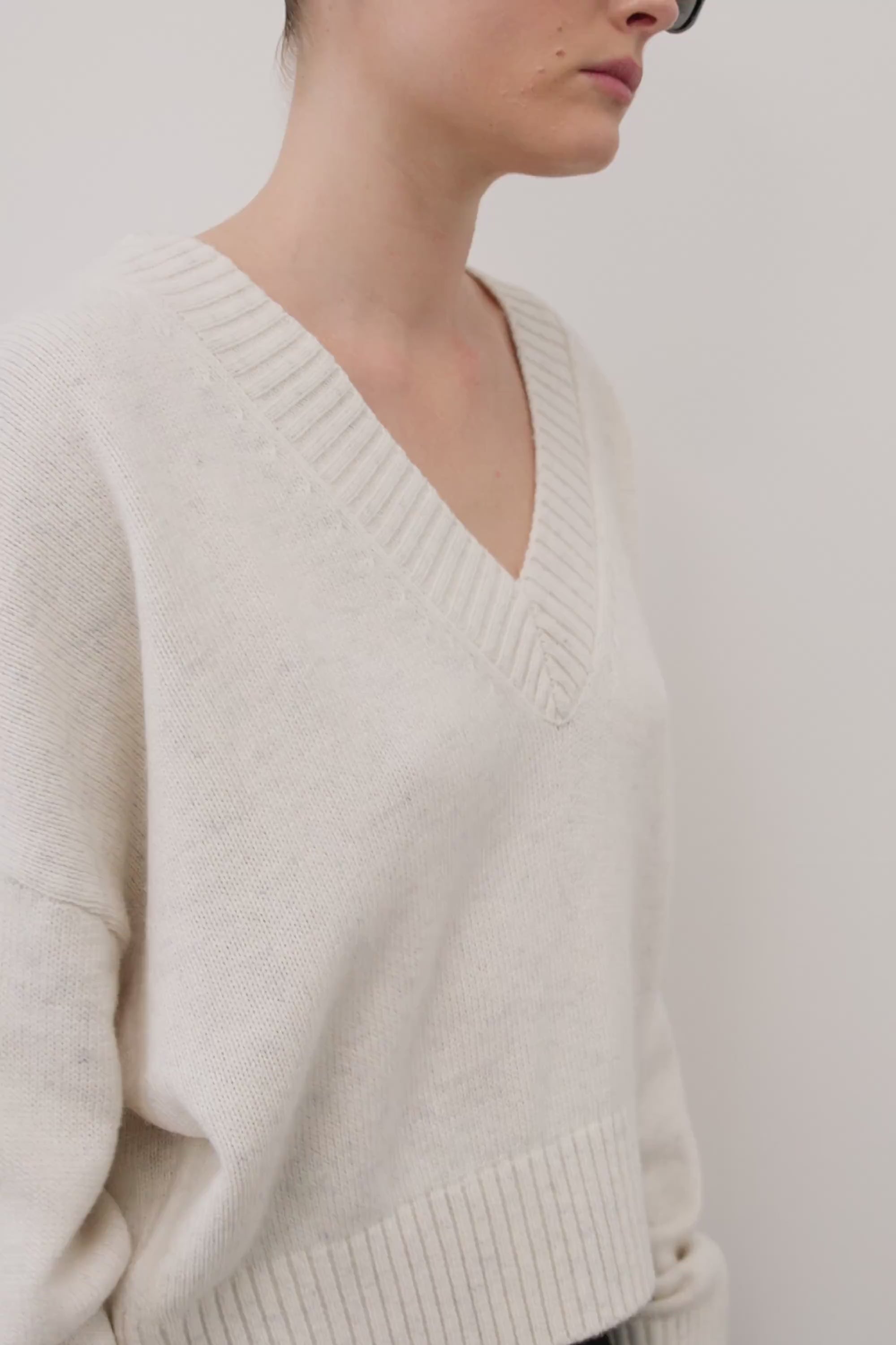 ZELLA IVORY V NECK KNIT JUMPER – DISSH